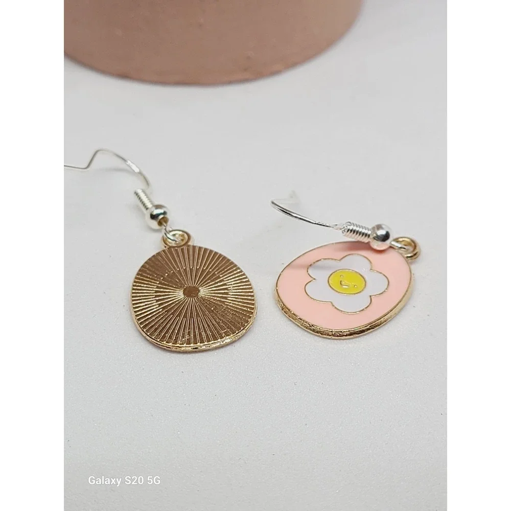 Pink Enamel Smiley Face Daisy‎ Flower Oval Drop Earrings Gold Tone Dangle